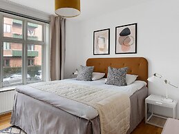 Constantin - Chic 2-bdr Apt With Balcony