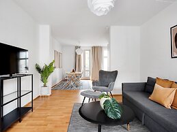 Constantin - Chic 2-bdr Apt With Balcony