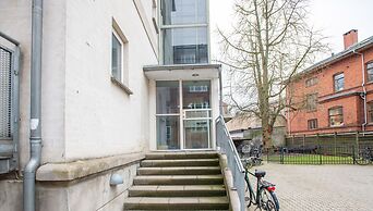 Constantin - Chic 2-bdr Apt With Balcony