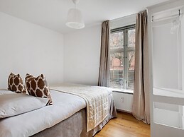 Constantin - Chic 2-bdr Apt With Balcony