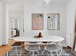 Constantin - Chic 2-bdr Apt With Balcony
