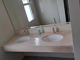 6C - 2 Bedroom Downtown Apartment With Shared Pool