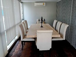 6C - 2 Bedroom Downtown Apartment With Shared Pool
