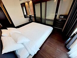 6C - 2 Bedroom Downtown Apartment With Shared Pool