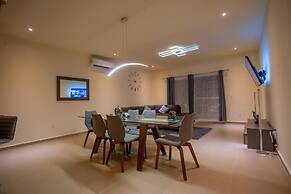 Luxury Apartment With Poll