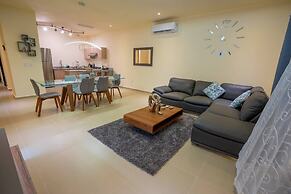 Luxury Apartment With Poll