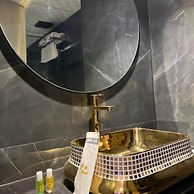 Rich Hotel