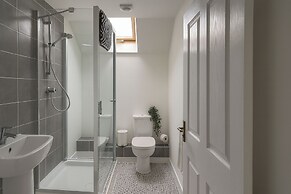 2 Bed-sleeps 7-free Parking-balcony