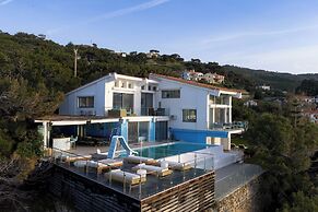 Icarus Luxury Beachfront Villa