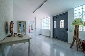 Icarus Luxury Beachfront Villa