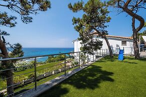 Icarus Luxury Beachfront Villa