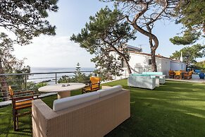 Icarus Luxury Beachfront Villa