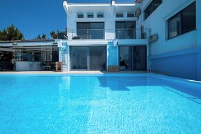 Icarus Luxury Beachfront Villa
