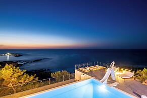 Icarus Luxury Beachfront Villa
