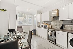 Modern 4BR Victorian Home Near Luton Airport