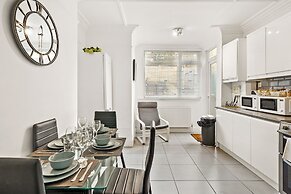 Modern 4BR Victorian Home Near Luton Airport