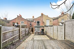 Modern 4BR Victorian Home Near Luton Airport
