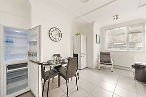 Modern 4BR Victorian Home Near Luton Airport