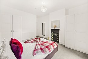 Modern 4BR Victorian Home Near Luton Airport