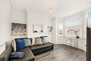 Modern 4BR Victorian Home Near Luton Airport