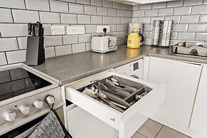 Modern 4BR Victorian Home Near Luton Airport