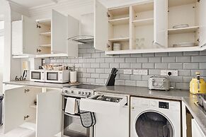 Modern 4BR Victorian Home Near Luton Airport
