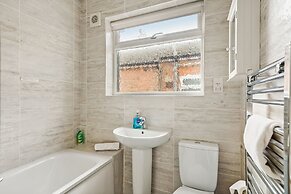 Modern 4BR Victorian Home Near Luton Airport