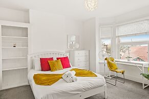 Modern 4BR Victorian Home Near Luton Airport