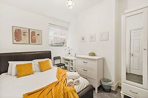 Modern 4BR Victorian Home Near Luton Airport