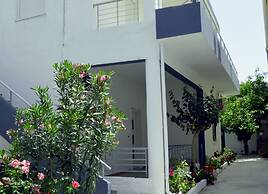 Chrismma 1-bed Apt With Private Yard & Parking
