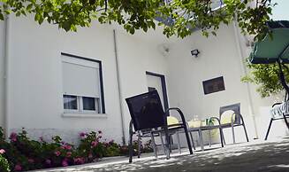 Chrismma 1-bed Apt With Private Yard & Parking