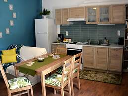 Chrismma 1-bed Apt With Private Yard & Parking