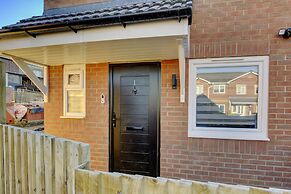 Modern 2BR House & Private Parking & Kid-friendly