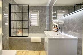 Modern 2BR House & Private Parking & Kid-friendly