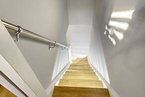 Modern 2BR House & Private Parking & Kid-friendly