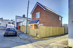 Modern 2BR House & Private Parking & Kid-friendly
