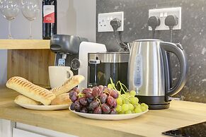 Modern 2BR House & Private Parking & Kid-friendly