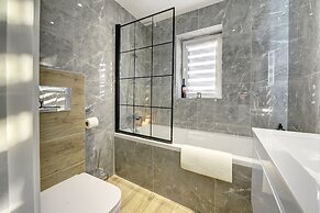 Modern 2BR House & Private Parking & Kid-friendly