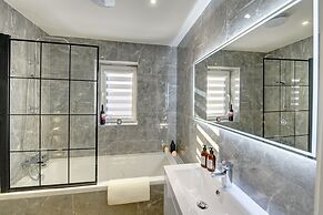 Modern 2BR House & Private Parking & Kid-friendly