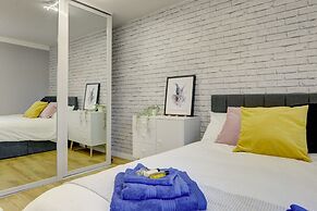 Modern 2BR House & Private Parking & Kid-friendly