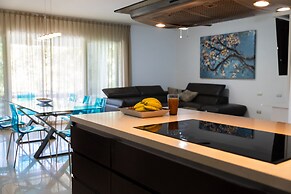 Stunning Ocean Front By Condo Boutique