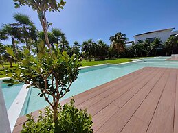 Stunning Ocean Front By Condo Boutique