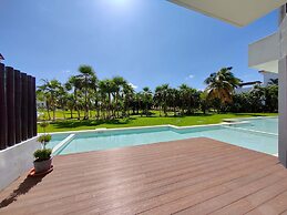 Stunning Ocean Front By Condo Boutique