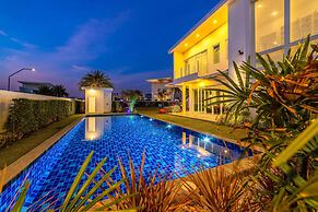 Modern 3 bedroom Pool Villa PG19