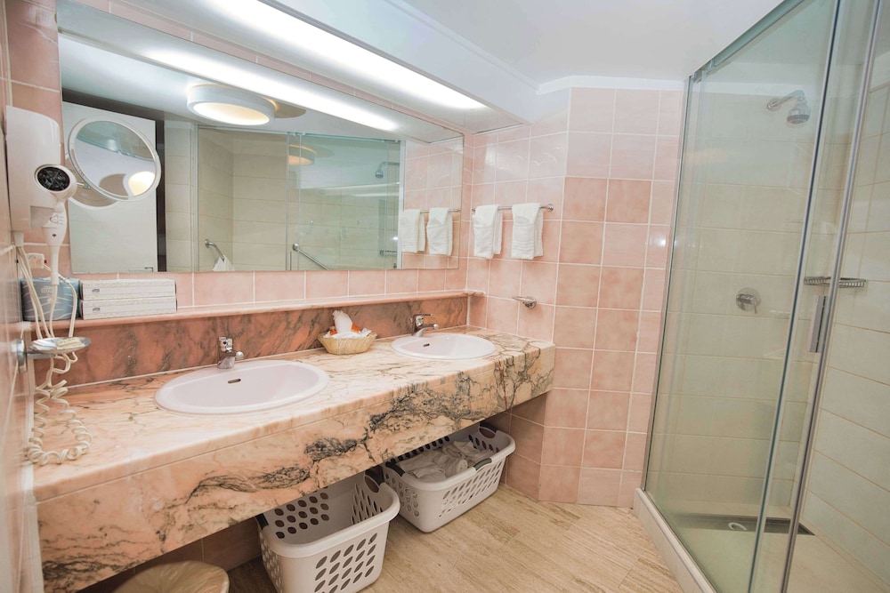 Royal Islander Resort La Plage