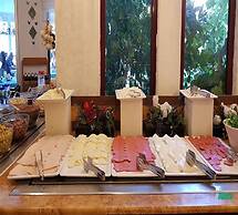 Azak Hotel