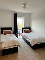 Luxury 2-bed Flat in Lakeside, West Thurrock