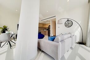 GreenFuture - Panoramic City View From This High-Rise Chic Condo