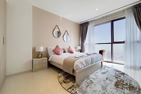 GreenFuture - Panoramic City View From This High-Rise Chic Condo