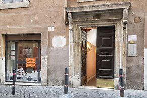 Diana in Pantheon Apartment
